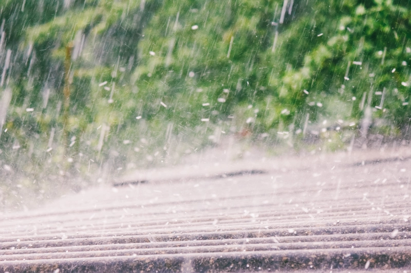 激しく雨が降る風景